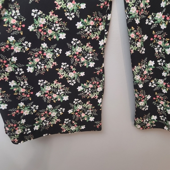 NWOT Kaileigh Jumpsuit; Black Floral size Small cropped leg with pockets - Picture 4 of 12